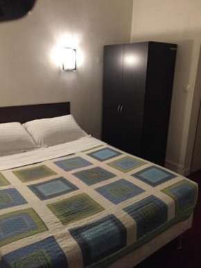 Отель Hotel Chevallier  Леваллуа-Перре